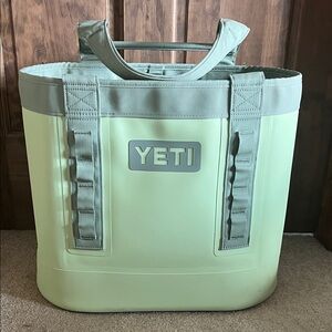 YETI Key Lime Camino 35